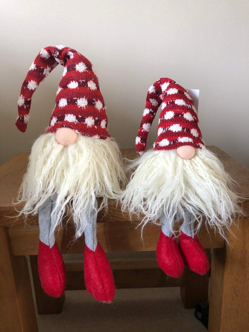 Set of 2 Sitting Santa’s with dangly legs